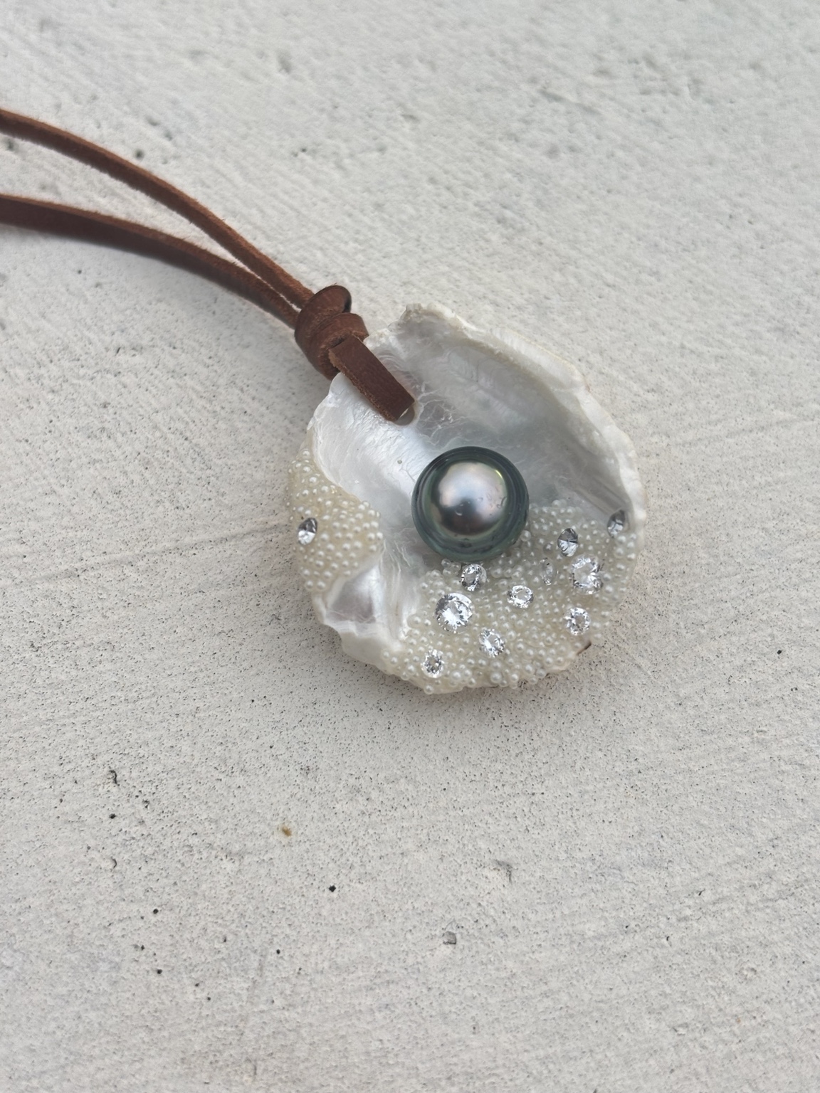 Détail du coquillage et de la perle de Tahiti cerclée